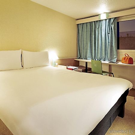 Отель Ibis Lyon L'Isle D'Abeau Экстерьер фото