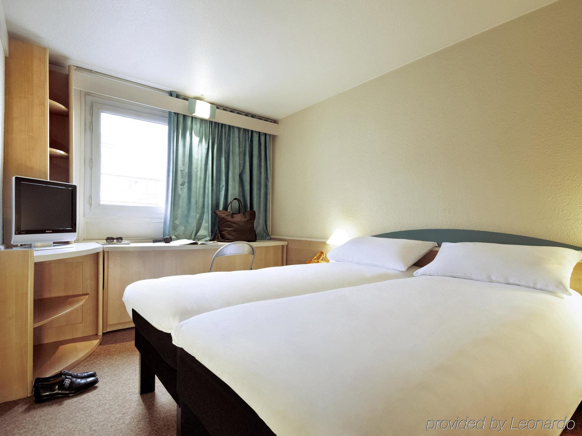 Отель Ibis Lyon L'Isle D'Abeau Экстерьер фото