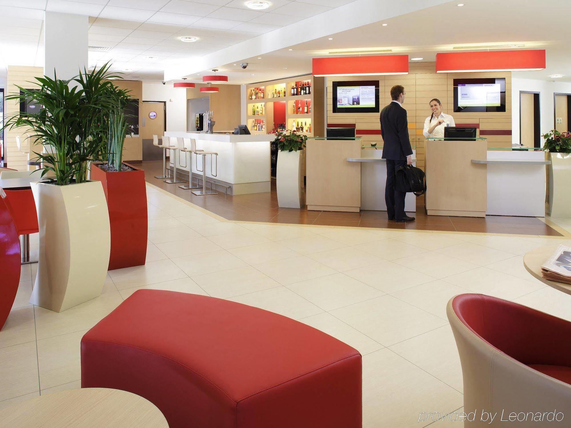 Отель Ibis Lyon L'Isle D'Abeau Экстерьер фото