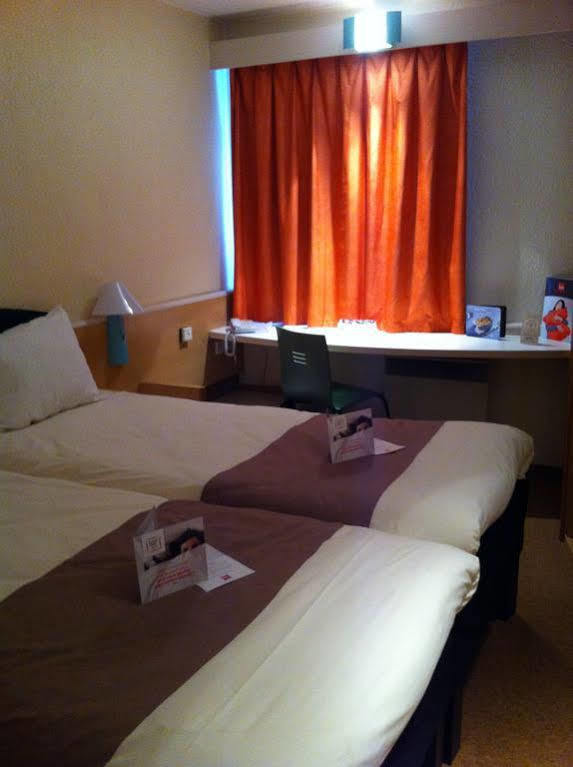 Отель Ibis Lyon L'Isle D'Abeau Экстерьер фото